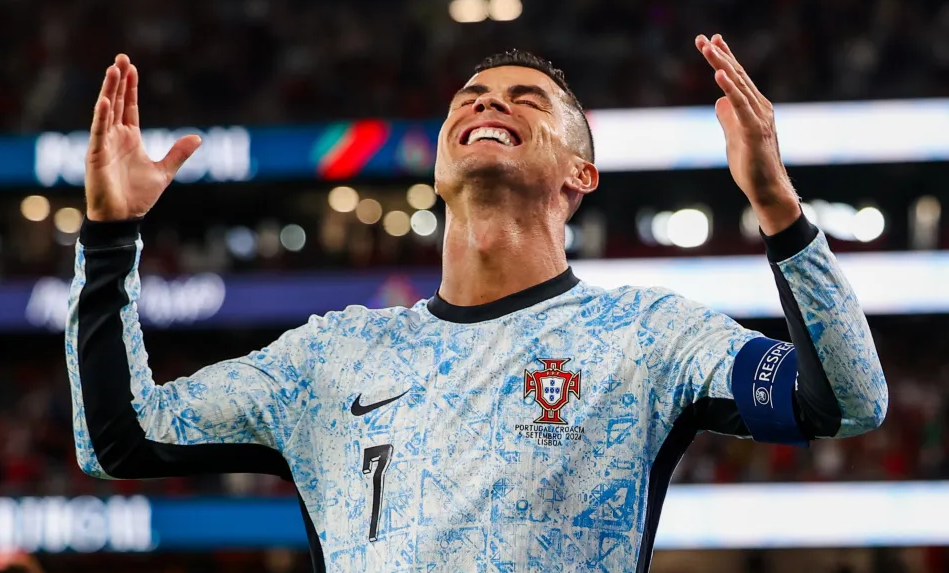 Cristiano Ronaldo phản ứng thế nào với bàn thắng thứ 900 2