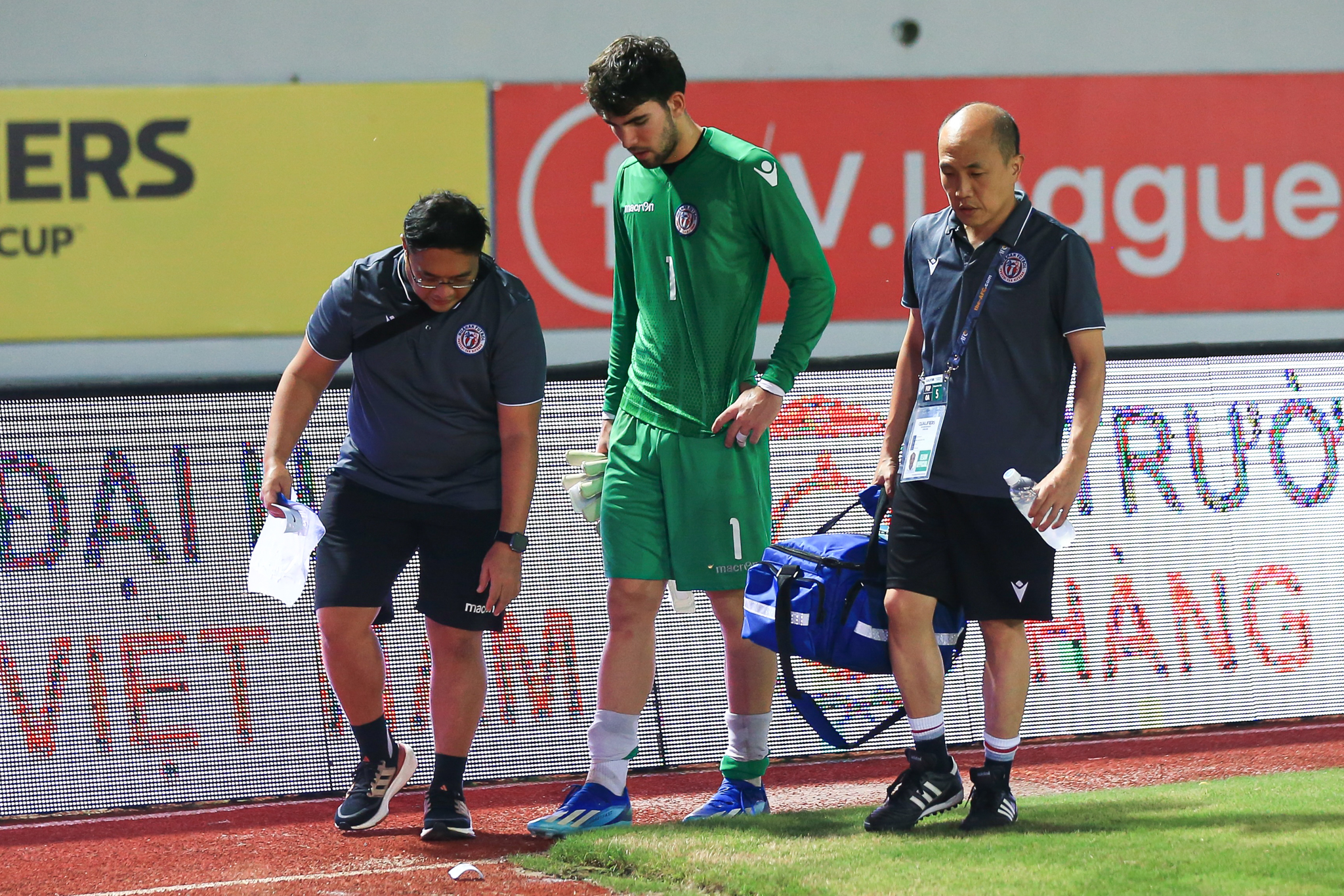 Cầu thủ U20 Việt Nam rách môi sau pha va chạm với thủ môn U20 Guam 6